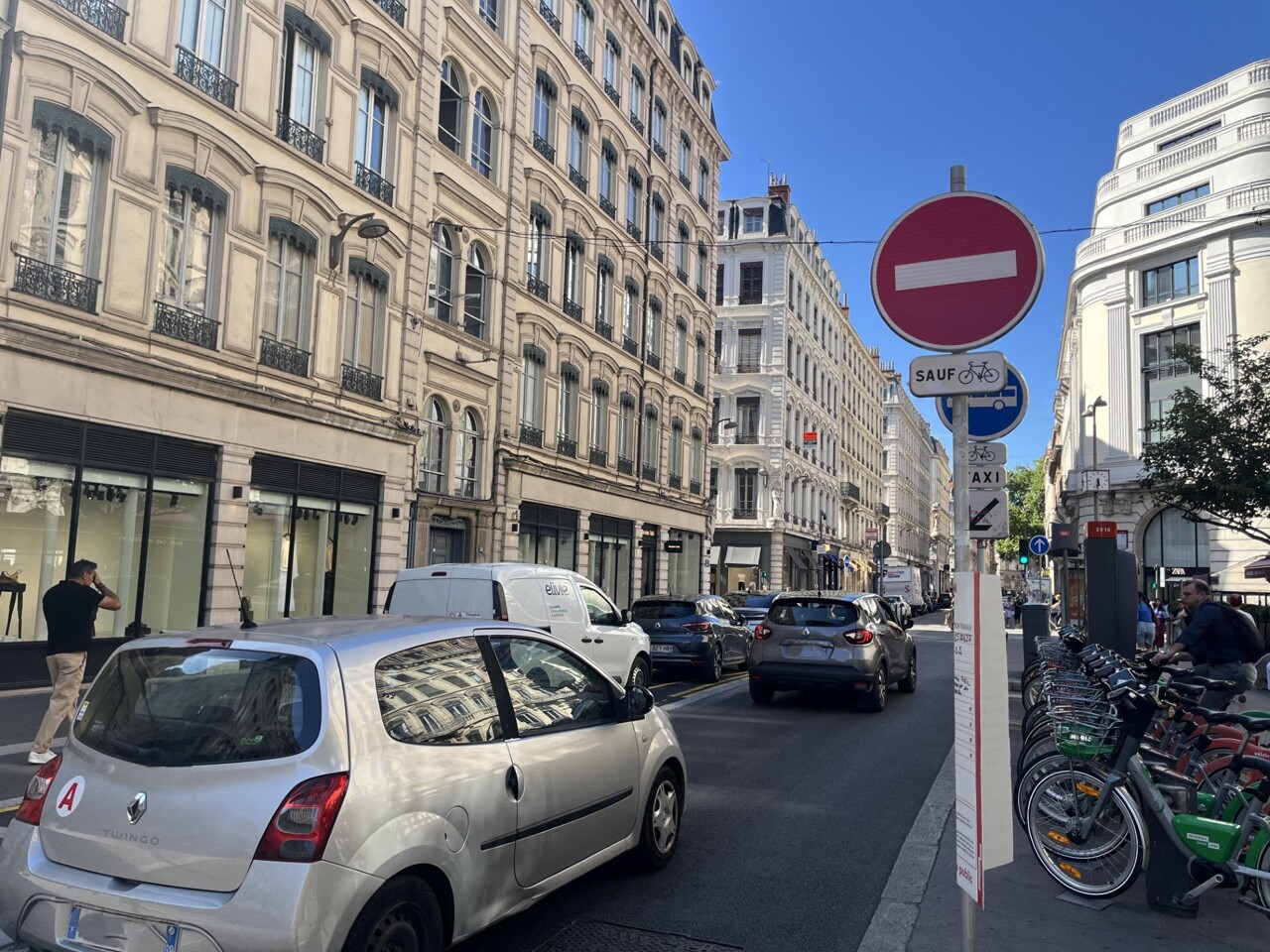 ZTL à Lyon. Ce nouveau sens interdit n'est pas respecté, les voitures continuent de l'emprunter
