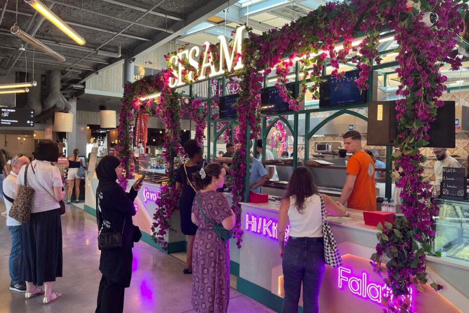 Il y a déjà du monde au nouveau restaurant Sesam de Lyon Part-Dieu.