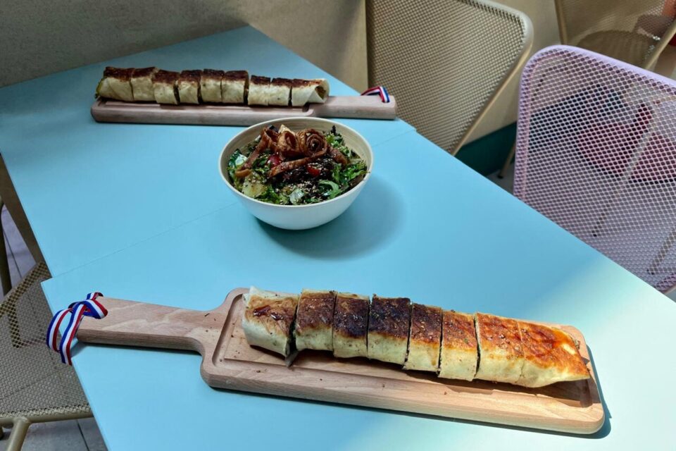 Les shawarmas sont généreux et peuvent être accompagnés d'une très bonne salade.