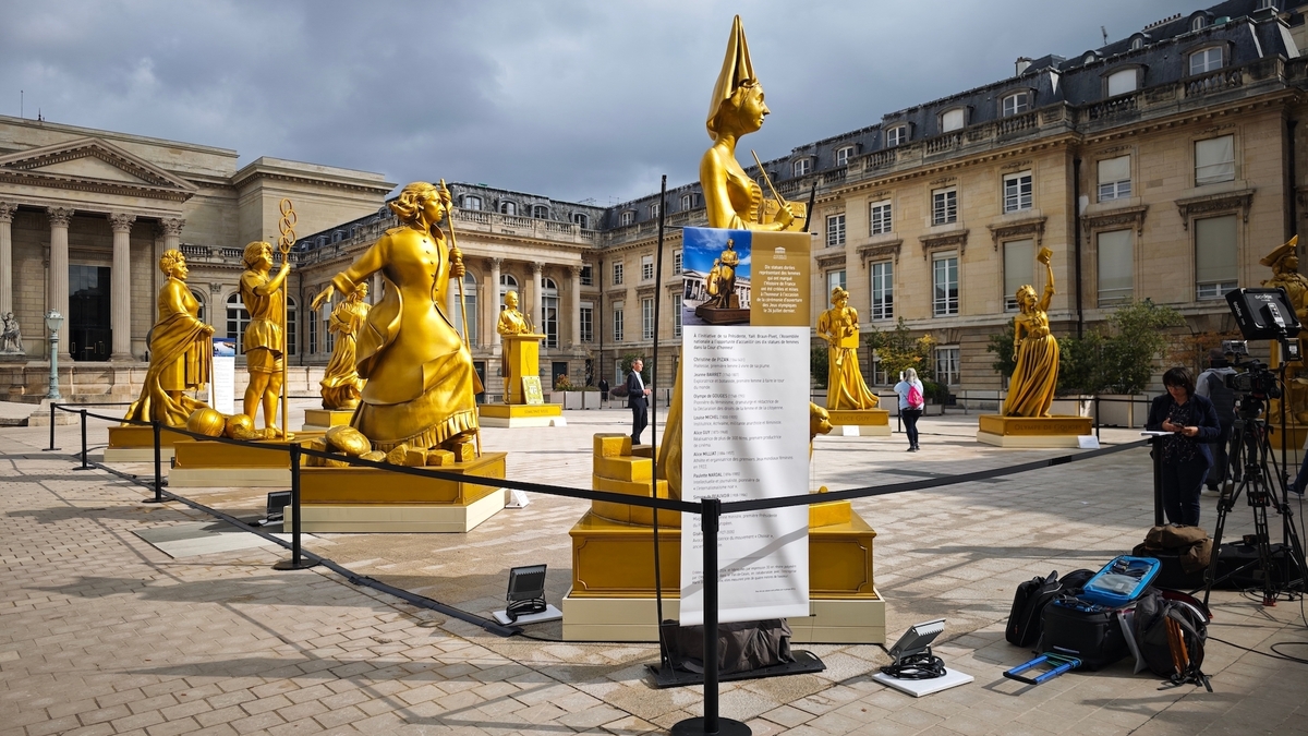 Les statues en or des JO représentant 10 femmes installées dans le 18e cet été