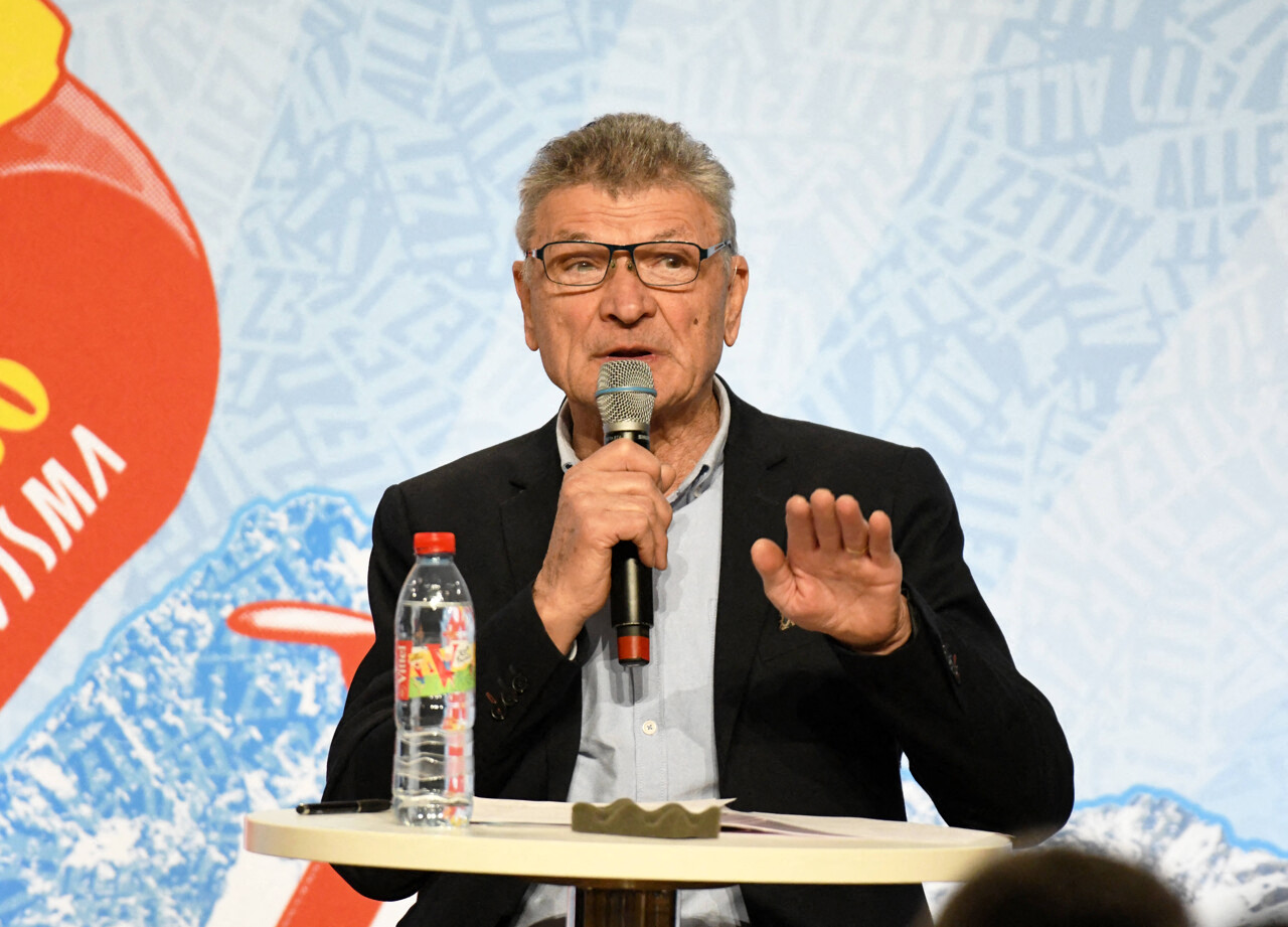Bernard Thévenet, double vainqueur du tour, en dédicace à la librairie Gibert