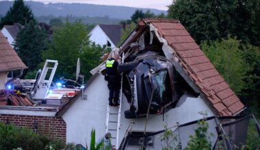 la voiture percute un enfant de 7 ans avant d’être catapulté dans le toit d’une grange