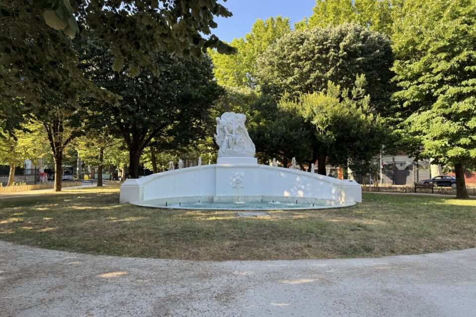 La fontaine anciennement installée au cœur du square a été conservée, apportant un point de fraîcheur supplémentaire. 