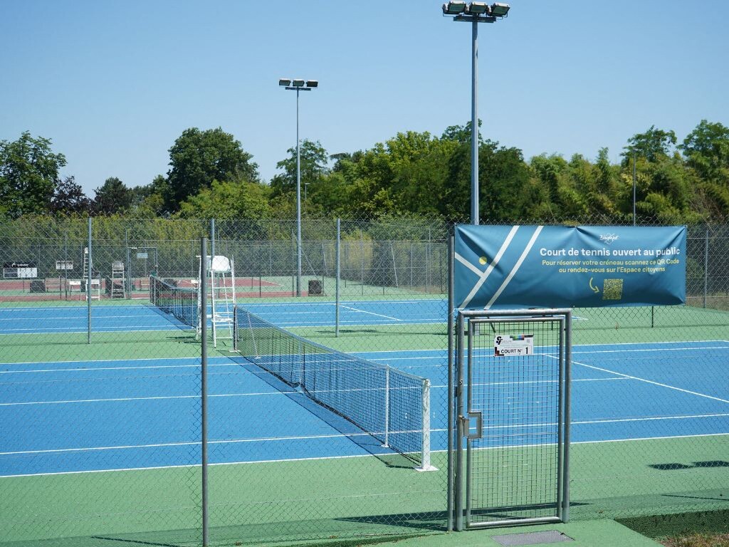 Près de Bordeaux, cette commune rénove ses terrains de tennis et en laisse un en libre accès