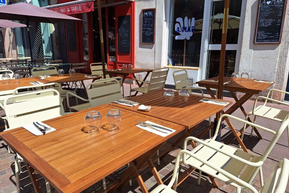 La terrasse permet de profiter de la place Lafourcade pour les beaux jours.