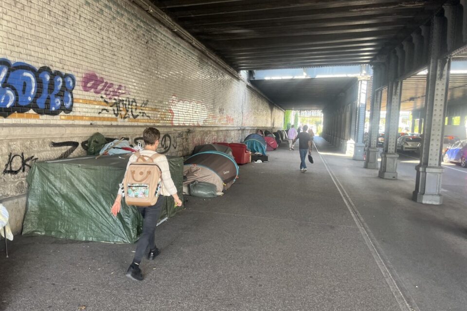 De plus en plus de tentes se trouvent sous le pont de la gare Jean Macé à Lyon.