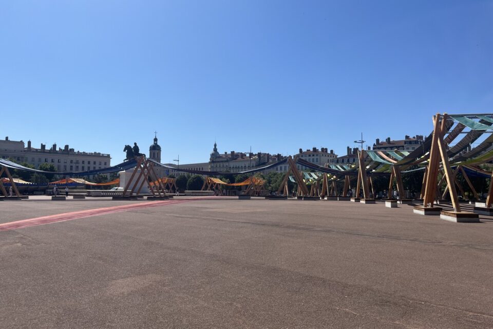 Certains Lyonnais estiment qu'il n'y a pas assez d'ombre sous Tissage urbain.