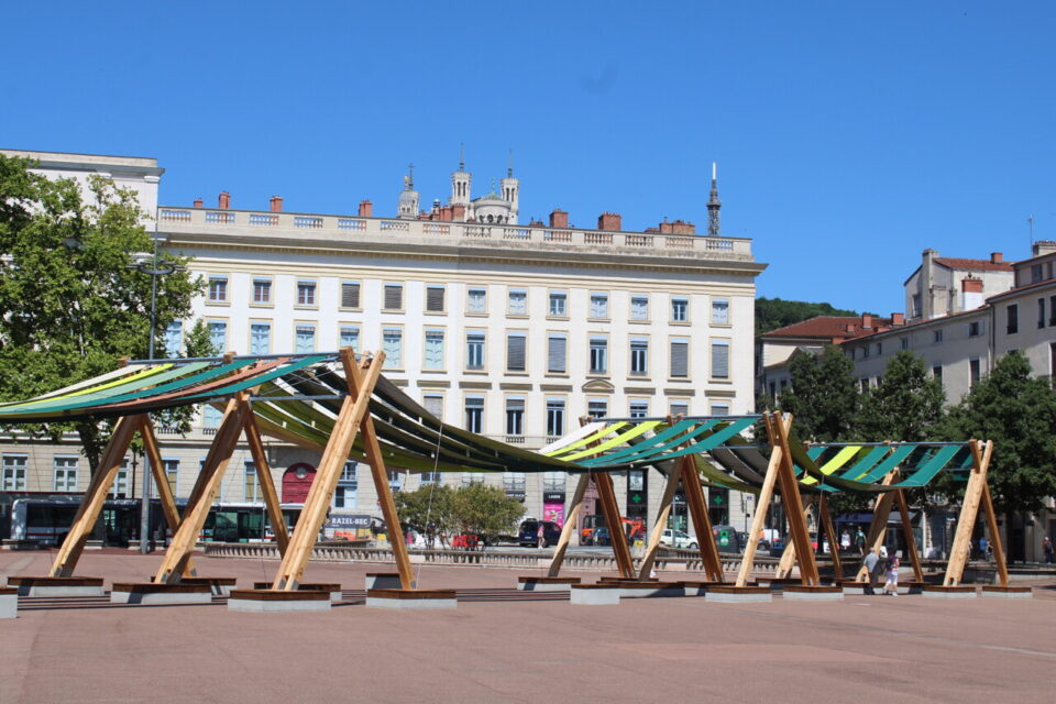 Les lignes vertes de Tissage urbain sur la place Bellecour de Lyon.