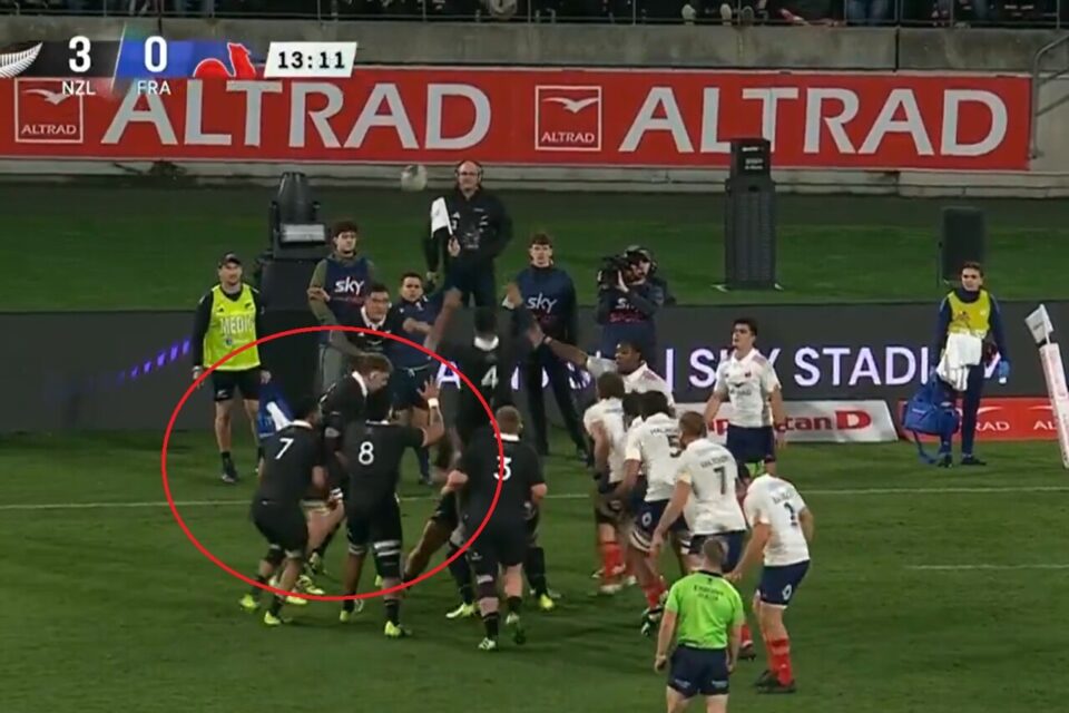 Si le n°7 All Blacks est bien le relayer, l'attitude des n°5, 8 et 9, qui quittent la touche, est questionnable.