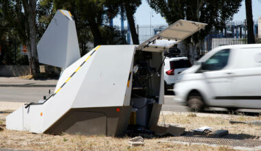 dans les quartiers nord de Marseille, un homme fait exploser un radar de chantier