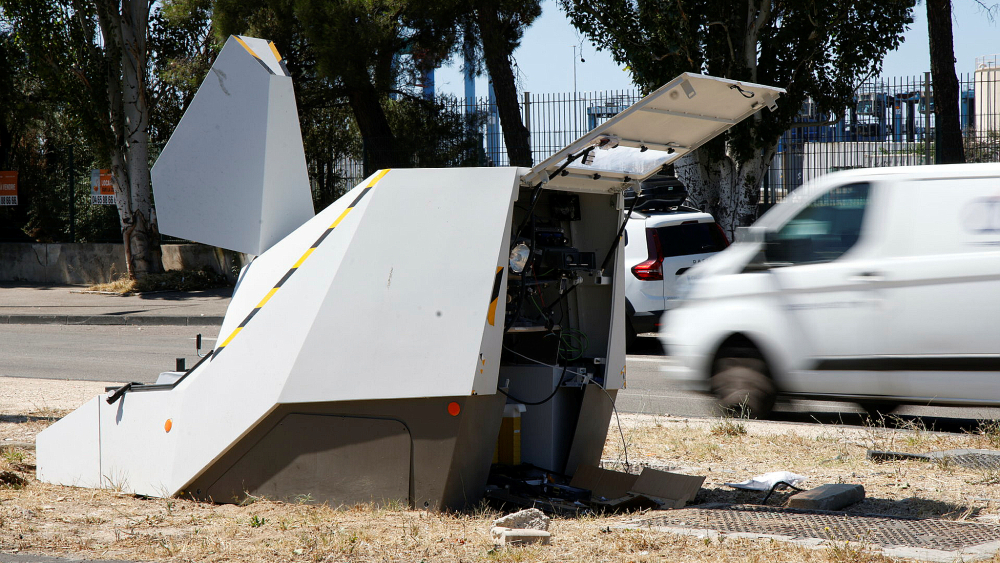 dans les quartiers nord de Marseille, un homme fait exploser un radar de chantier