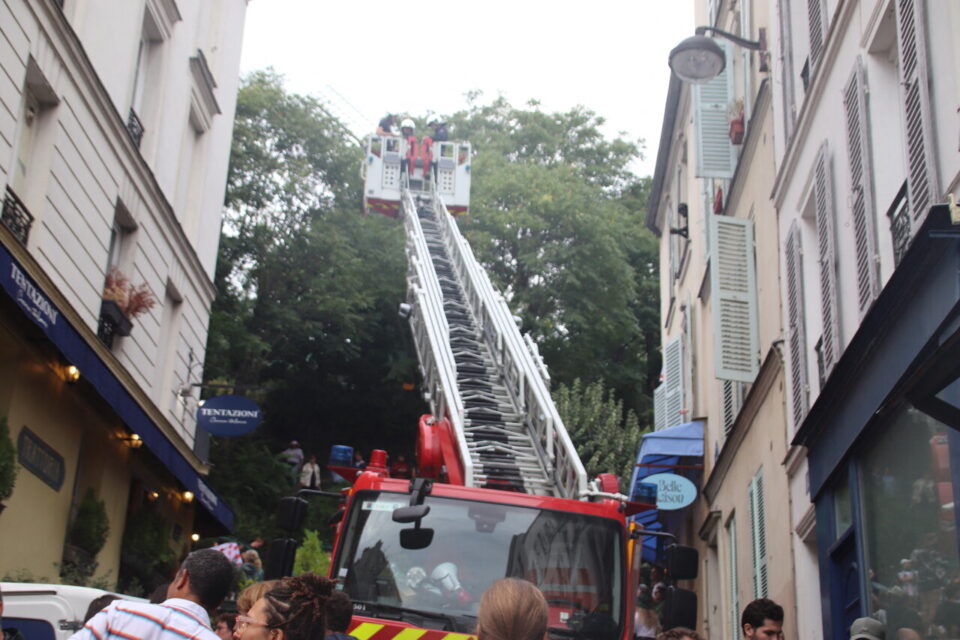 Une chose est sûre, les sapeurs-pompiers, du haut de la grande échelle, avaient la meilleure vue.