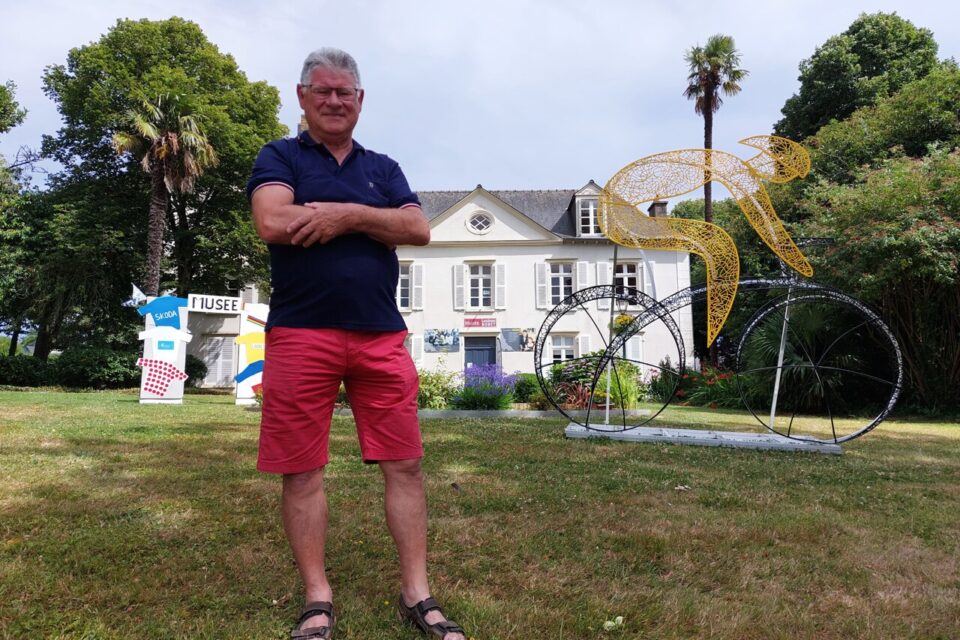 Jean-Louis Valain, président de l'association Les Amis de Louison Bobet, montre les décorations mises en place devant le musée dédié au triple vainqueur de la Grande Boucle.