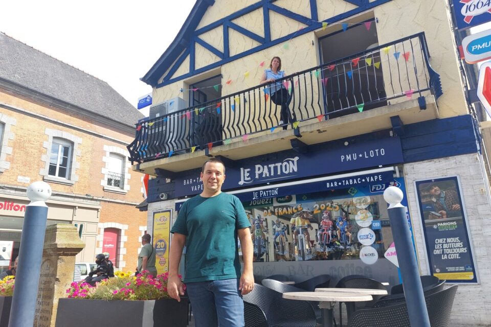 Arnaud, patron du bar Le Patton, prépare avec sa femme le passage du Tour de France, samedi 12 juillet.