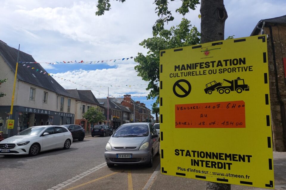 Affiches d'informations côtoient les fanion à quelques jours du passage du Tour de France.