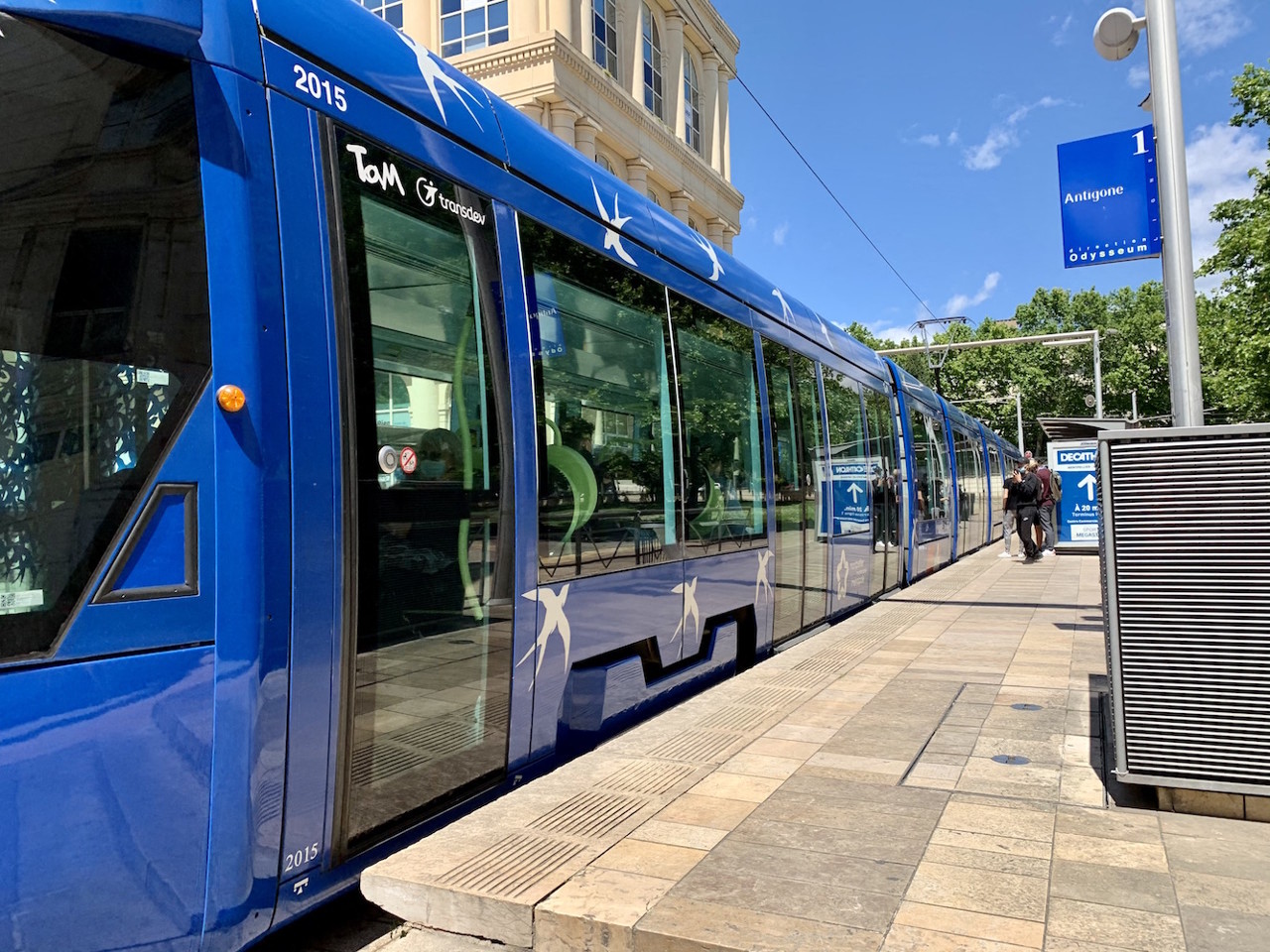 un conducteur de tramway menacé au couteau et malmené par un usager ivre et drogué