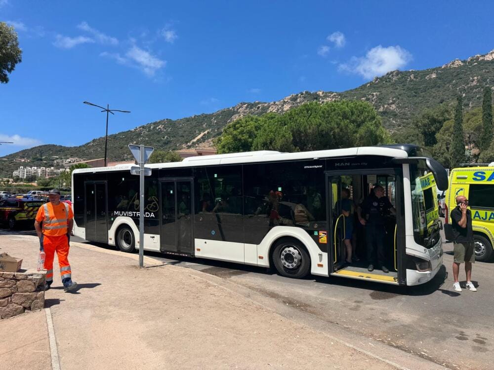 Un bus est chargé d'acheminer les personnes impliquées mais non blessées vers le centre-ville.