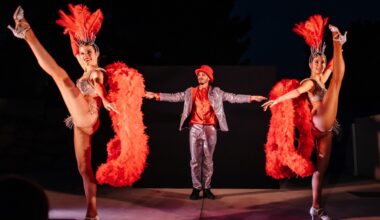 Au milieu des vacanciers, plumes et paillettes ont donné vie au cabaret à Marseille