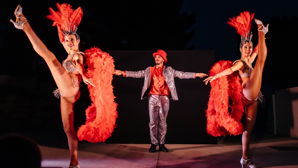Au milieu des vacanciers, plumes et paillettes ont donné vie au cabaret à Marseille