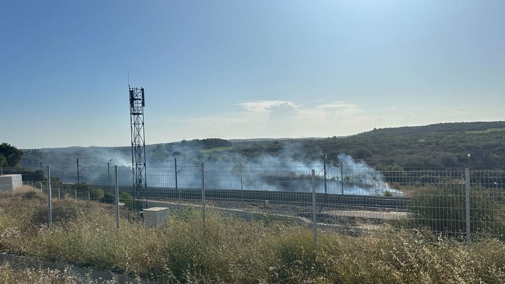 Un incendie est en cours aux abords des voies dans le secteur de Roquemaure (Gard).