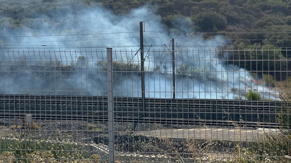 Un incendie est en cours aux abords des voies dans le secteur de Roquemaure (Gard).