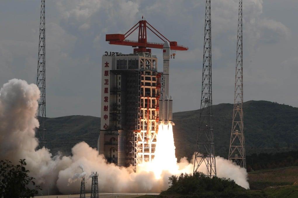 Ce lanceur Longue Marche 6A, qui a décollé mardi depuis le Centre de lancement de satellites de Taiyuan, aurait généré un nuage de débris spatiaux après avoir placé en orbite les premiers satellites d'un réseau internet mondial. Photo : CCTV
