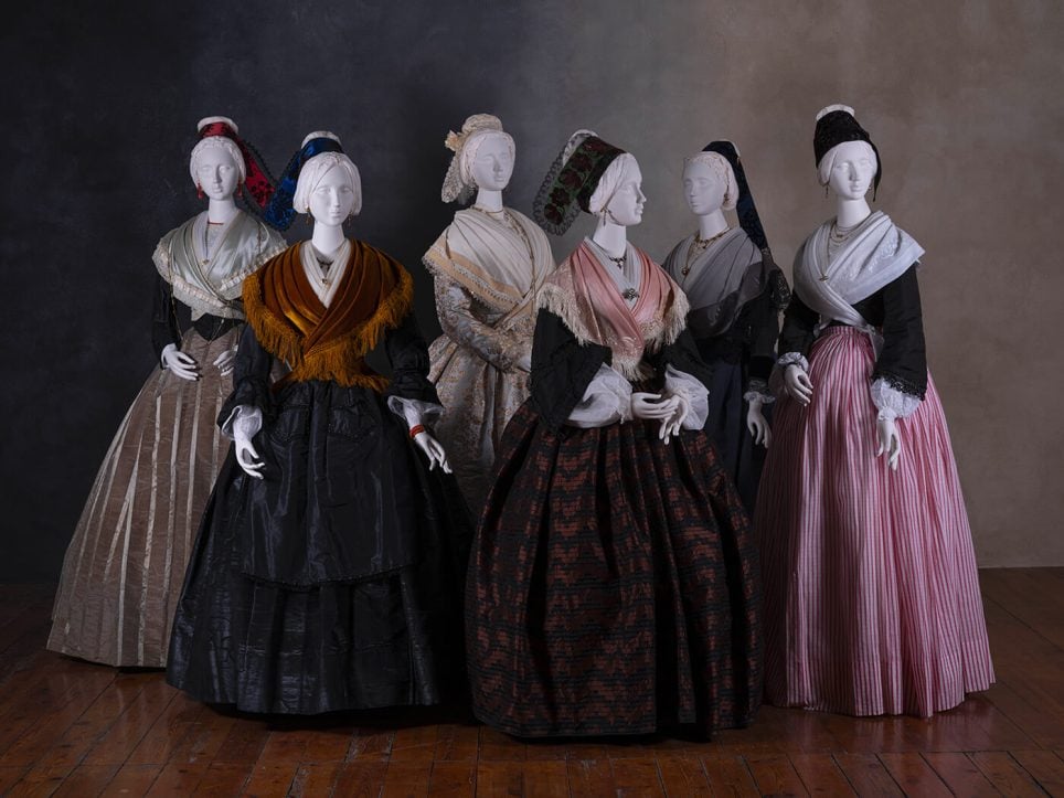 Six tenues arlésiennes entre 1850 et 1875