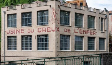 La façade du Creux de l’enfer avec son enseigne et son diable retrouvés