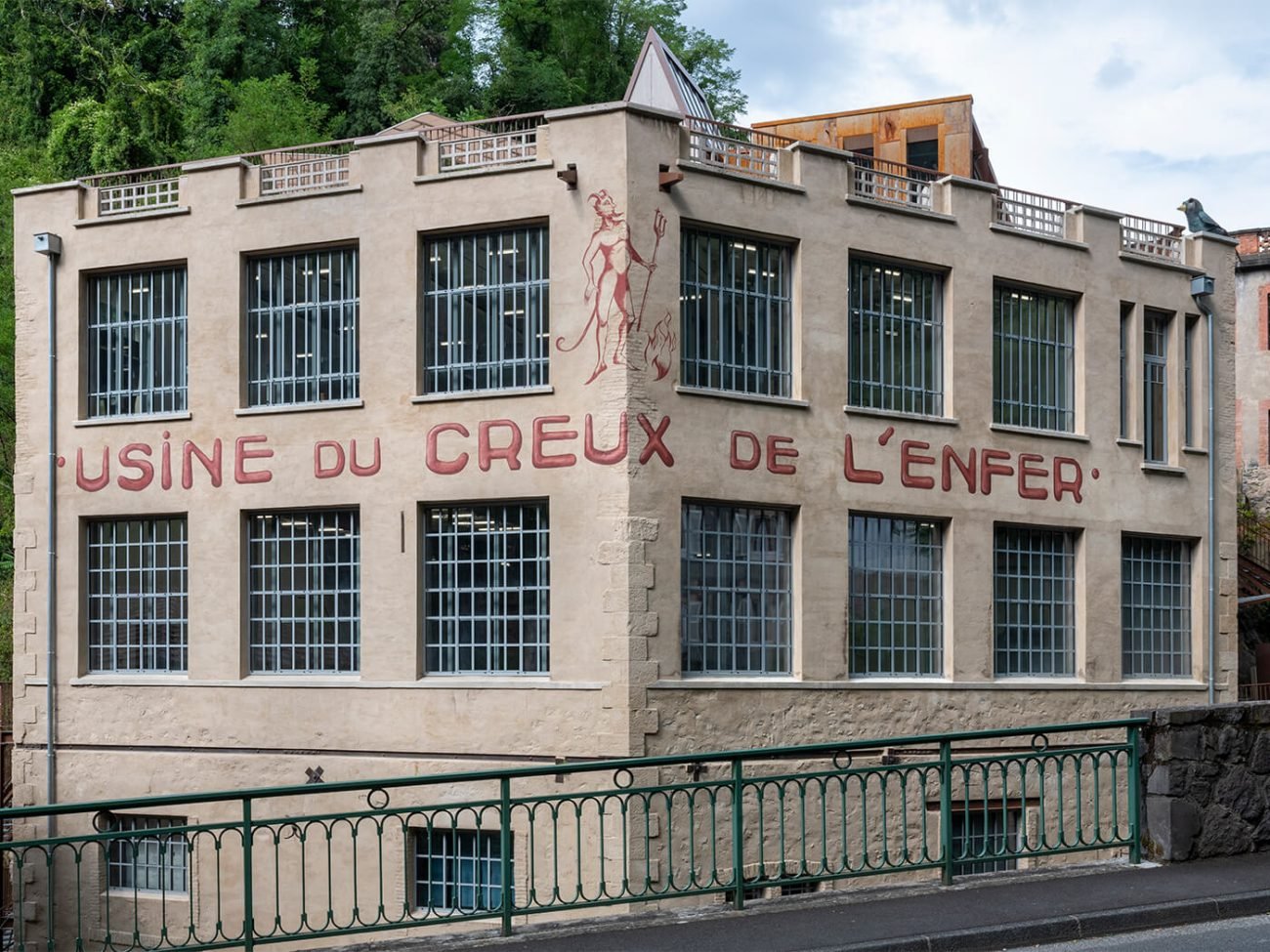 La façade du Creux de l’enfer avec son enseigne et son diable retrouvés