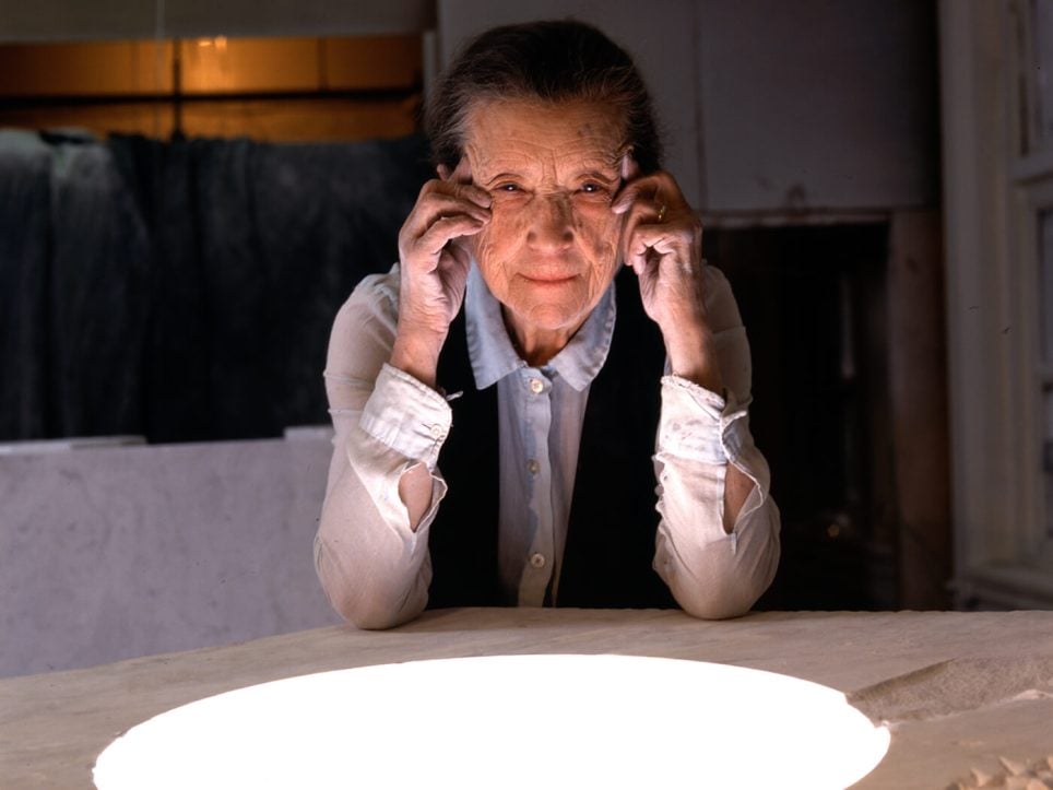 Louise Bourgeois dans son atelier devant sa sculpture « Pass »