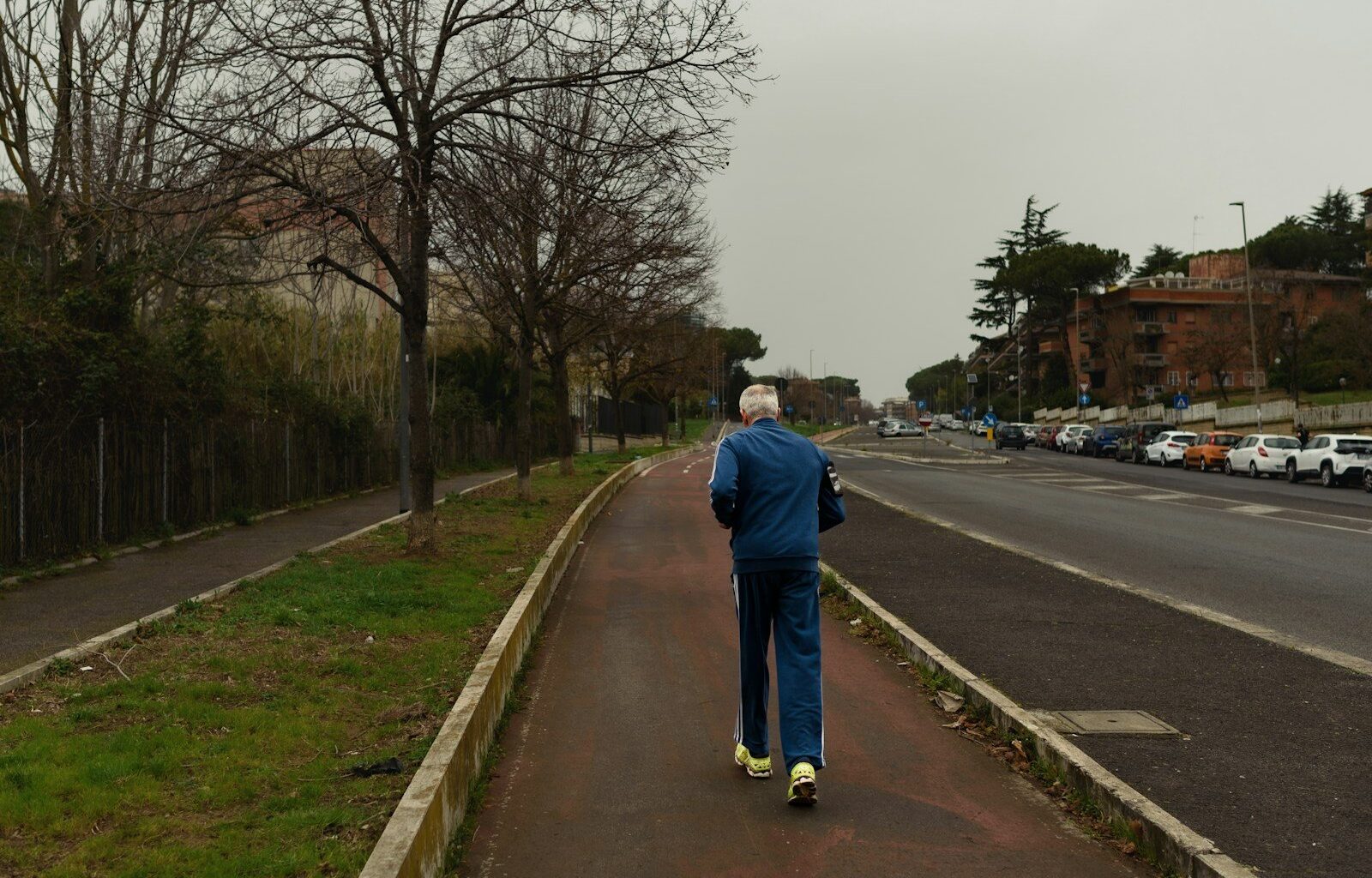Homme en train de marcher