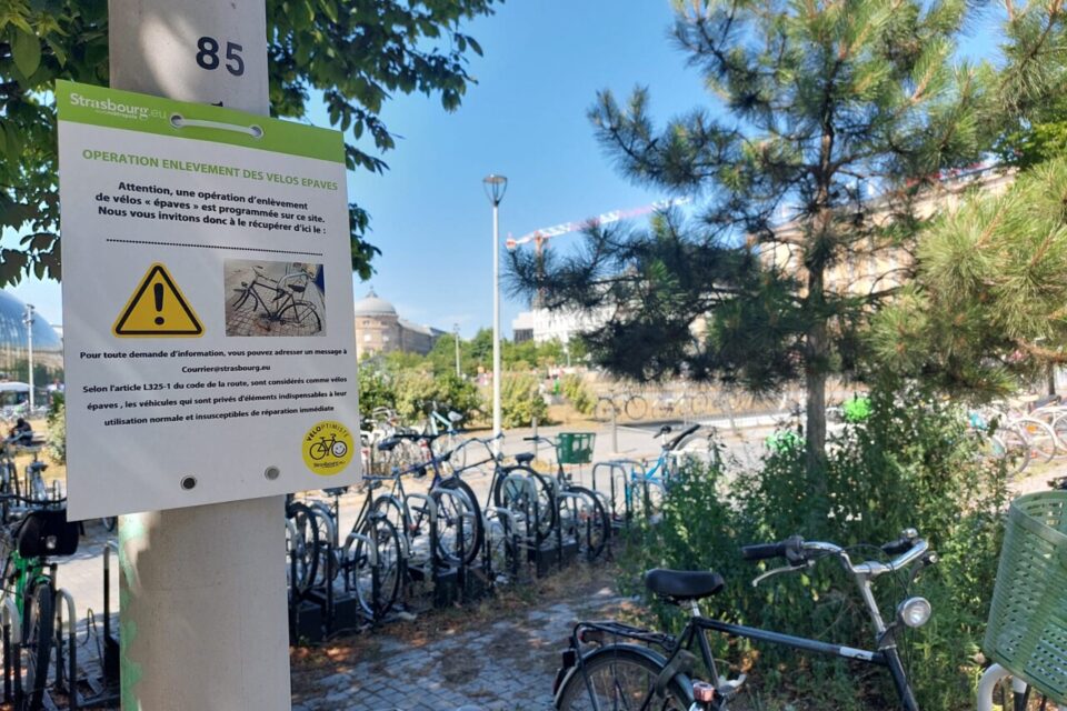 Des panneaux de prévention avant une opération de ramassage de vélos épaves à Strasbourg.