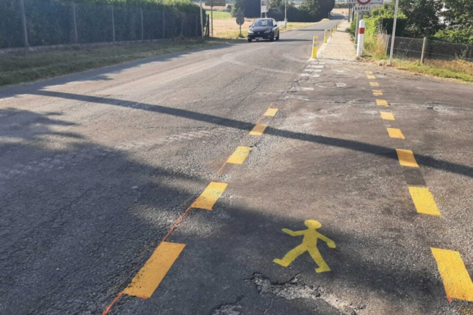Nouvelles signalétiques et création d’un nouveau trottoir : Atosca a réalisé des aménagements dans le bourg, le long de la déviation.