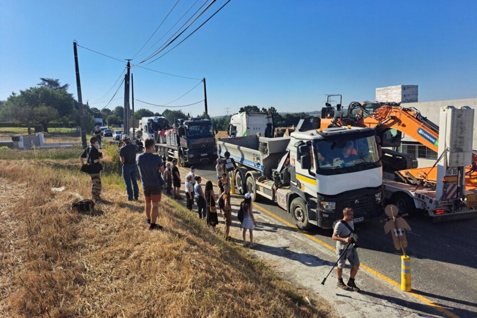Sur cette route, les camions rencontrent beaucoup de difficultés pour se croiser.