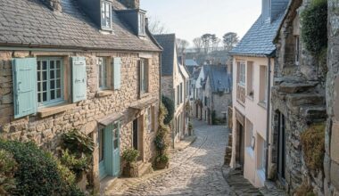 Moins médiatisée que Rennes, cette petite ville bretonne enchante par son patrimoine préservé