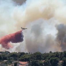 Un avion lutte contre les incendies aux alentours de Marseille.