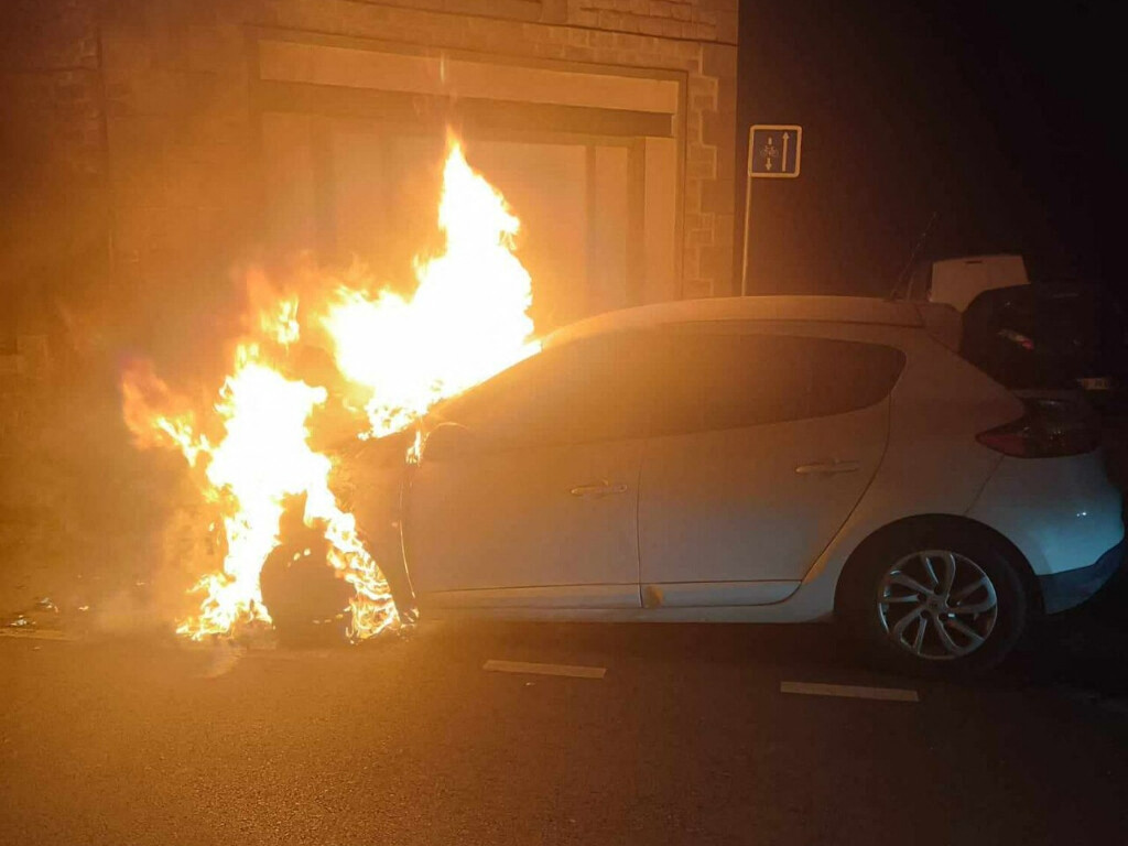 À Nantes, deux voitures prennent feu, l'incendie se propage et provoque une fuite de gaz enflammée