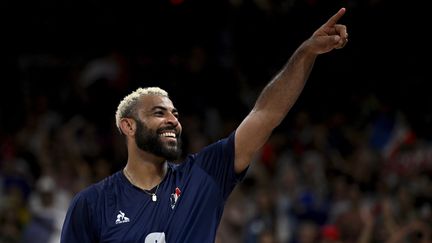 Earvin Ngapeth célèbre sa victoire avec l'équipe de France de volley qui conserve son titre olympique, le 10 août 2024. (ALEXANDRE MARCHI / MAXPPP)