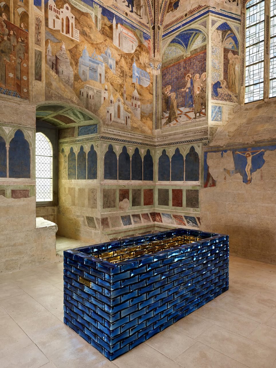 <em>Le Tombeau de l’amour</em> (2025), cénotaphe d’acier et de verre indien miroité bleu glacier et champagne, est présenté dans la chapelle Saint-Martial.