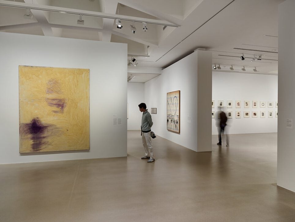 Vue de l’exposition « Sigmar Polke Sous les pavés, la terre »