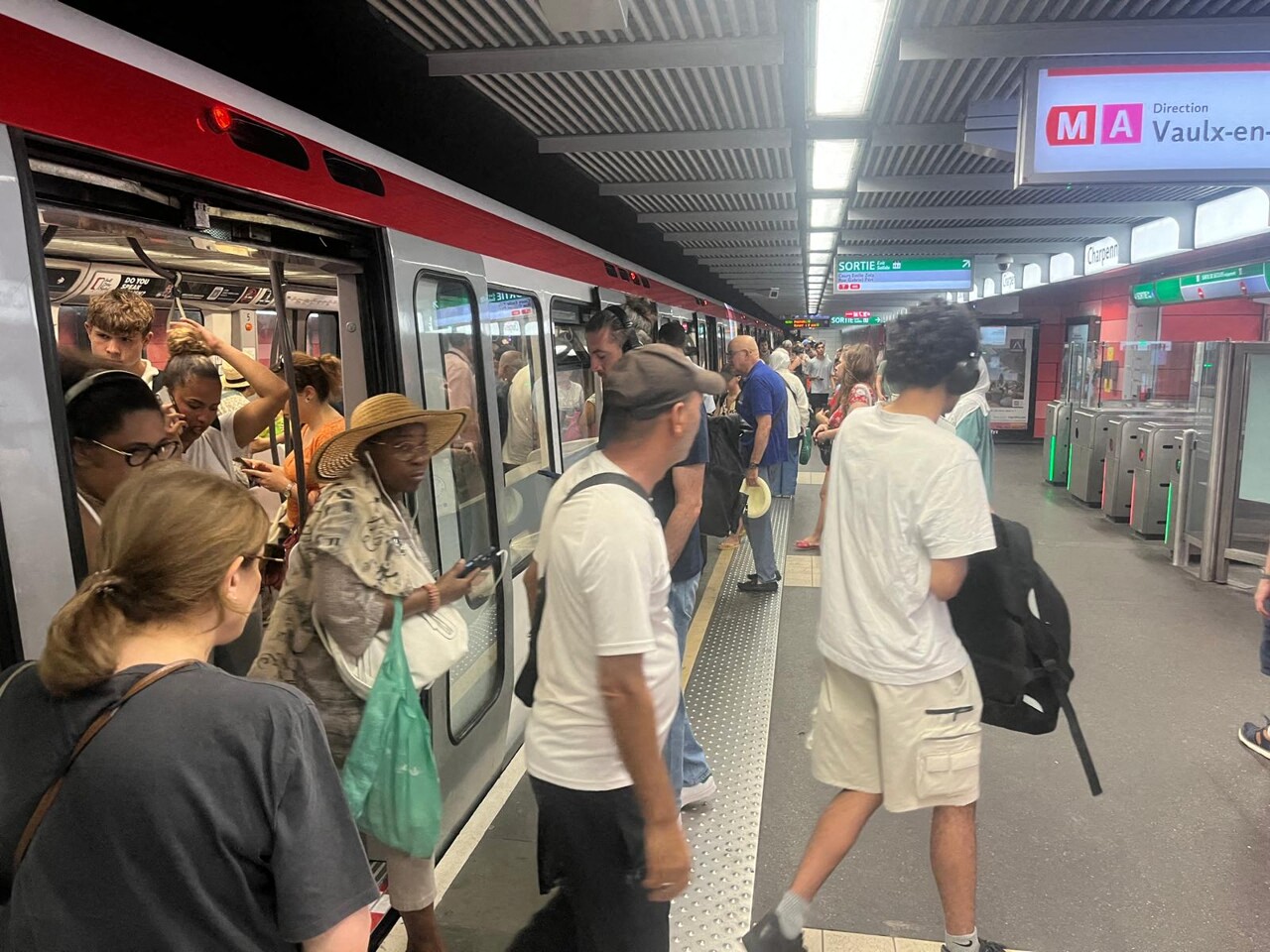 Canicule à Lyon. Ce métro TCL est le plus chaud, les Lyonnais souffrent : "On suffoque"