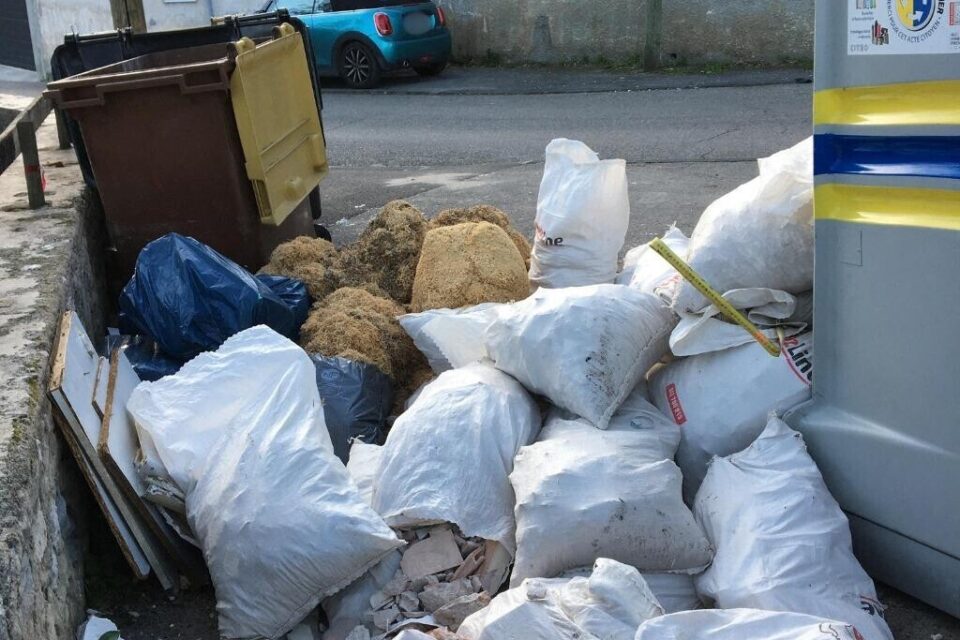 Régulièrement, des déchets s'entassent à côté des bennes à ordures.