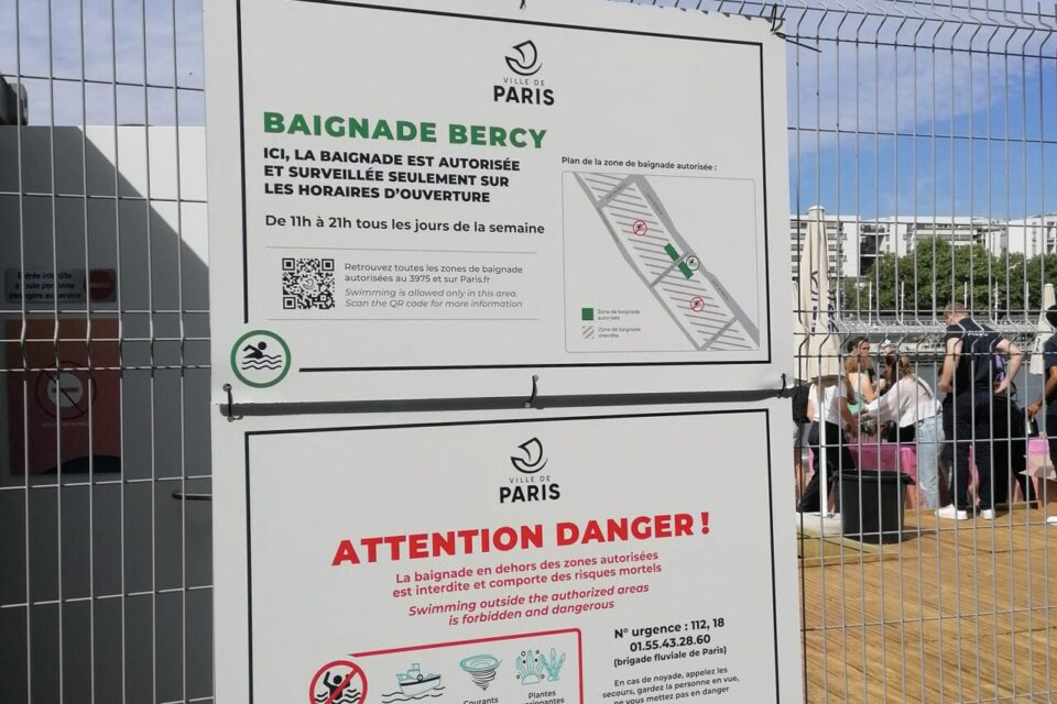 Avant d'entrer sur le site, un panneau d'informations. 