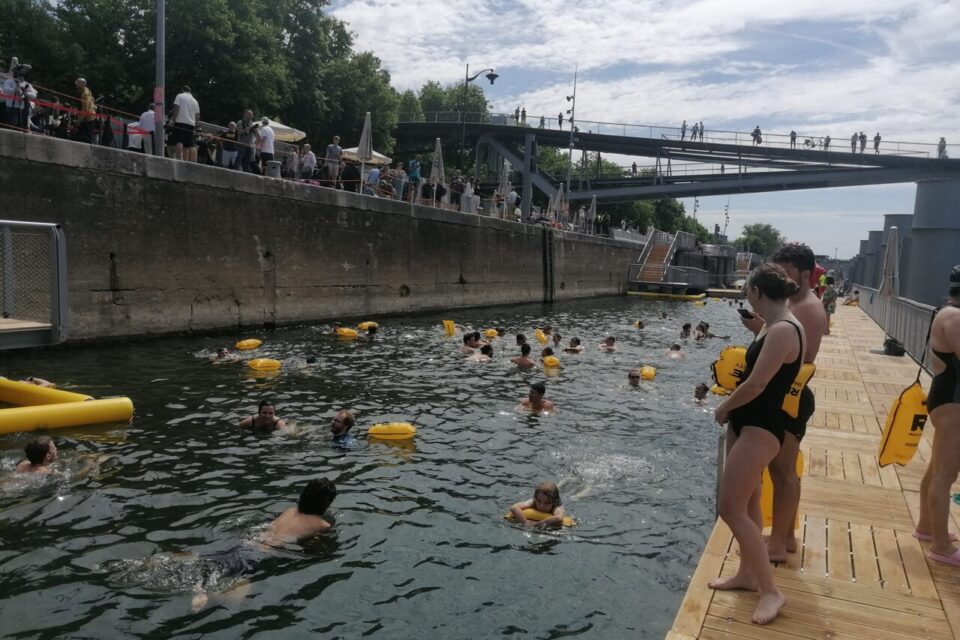 Le principal bassin du site de Bercy s'étire sur 67 mètres de long. La zone peut contenir jusqu'à 300 personnes en mode baignade. 