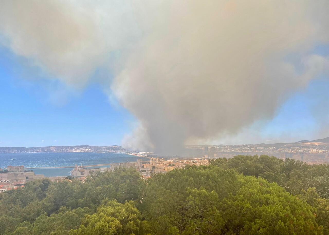 Violent incendie aux Pennes-Mirabeau : le feu se propage à Marseille, des habitants confinés - Actu.fr