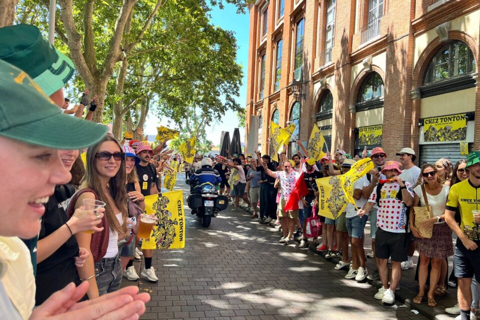 Du jaune, du jaune et encore du jaune, la place Saint-Pierre s'était mise aux couleurs du Tour de France ce mercredi.