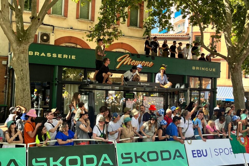 Près de la ligne d'arrivée, les spectateurs ont même utilisé les abris bus pour mieux voir le passage des coureurs.