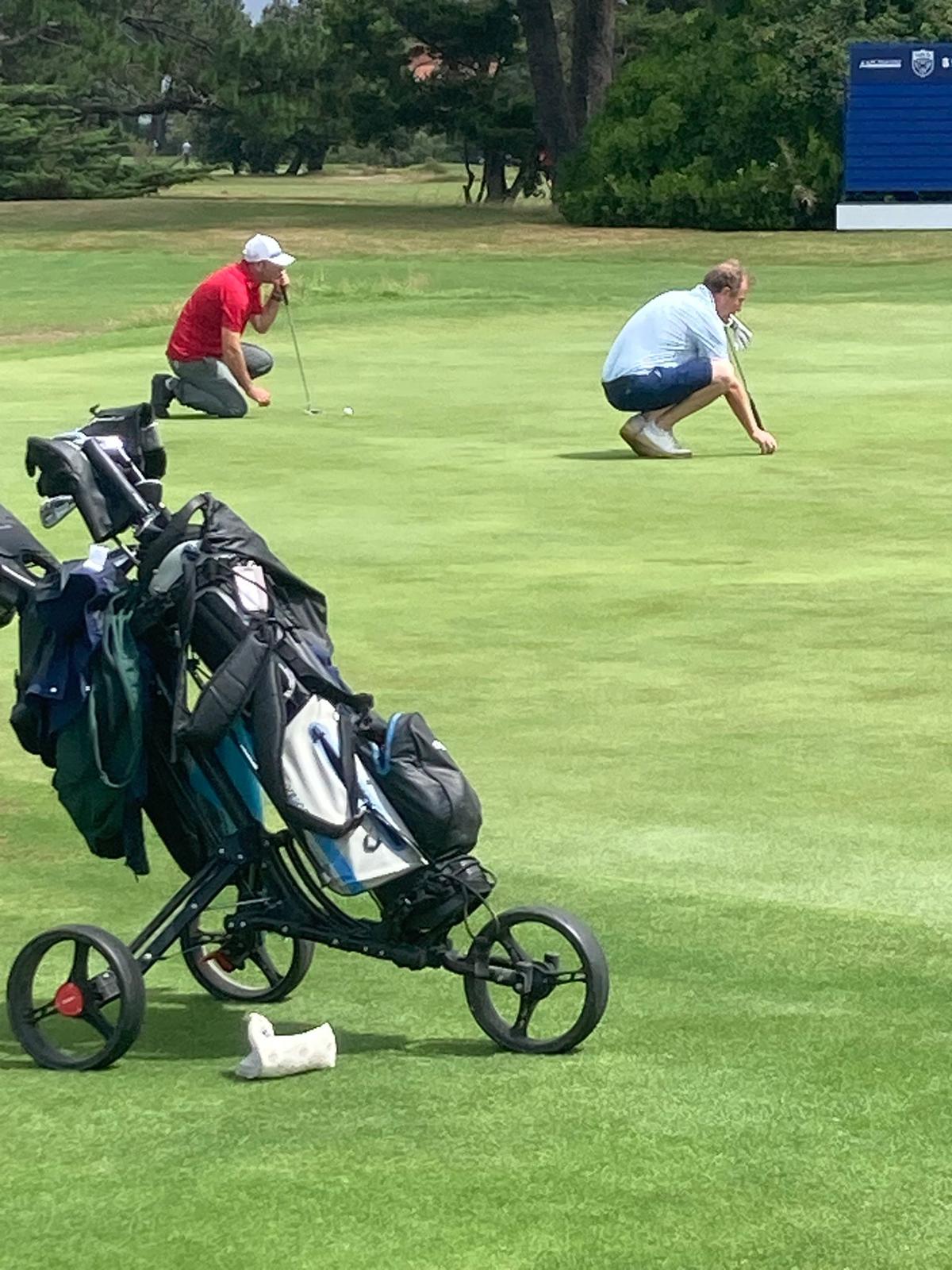 Les deux golfeurs terminent à 75, une belle perf compte tenu de la pluie mais surtout du vent.