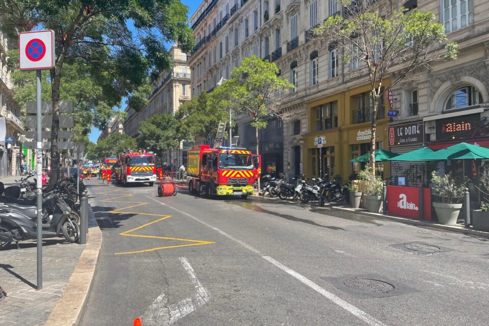 Le secteur est bouclé pour permettre aux secours d'intervenir.