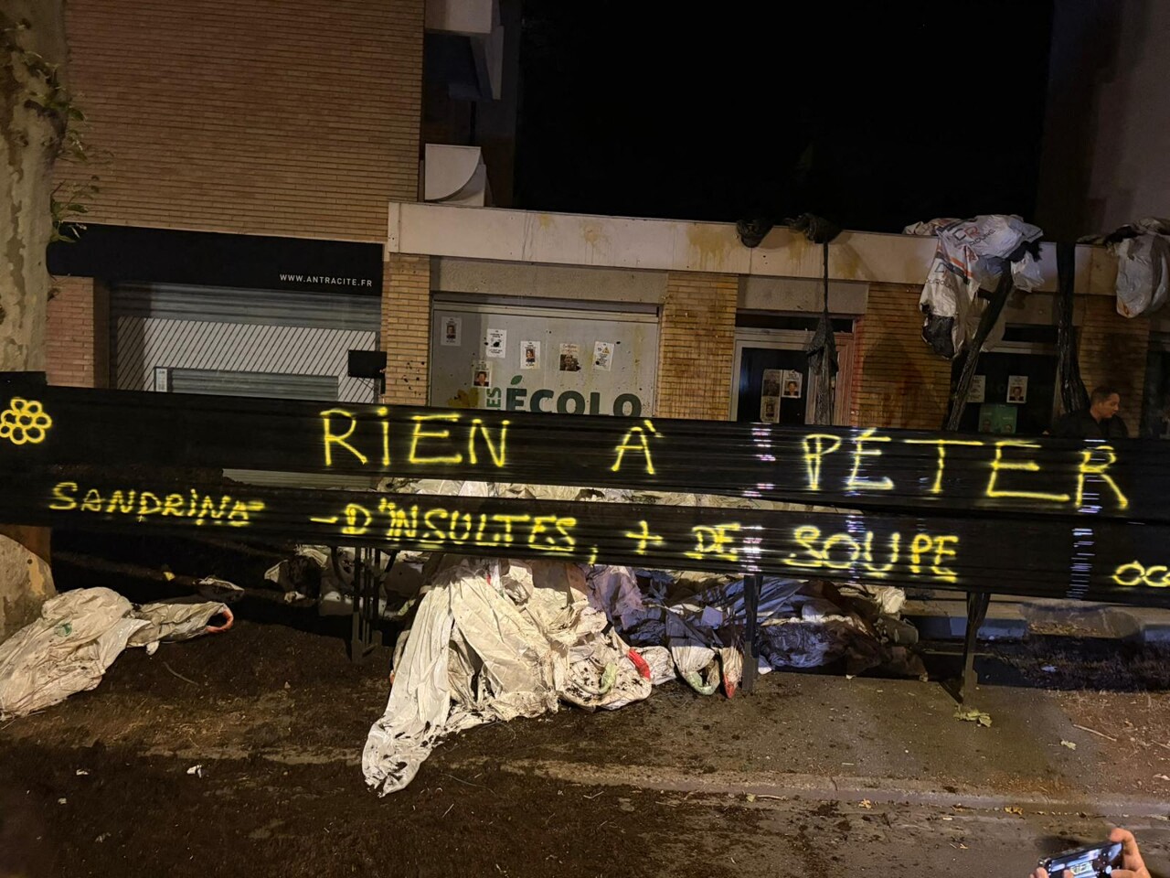 VIDEO. Les agriculteurs déversent leur colère (et leur fumier) devant le siège des écologistes à Toulouse